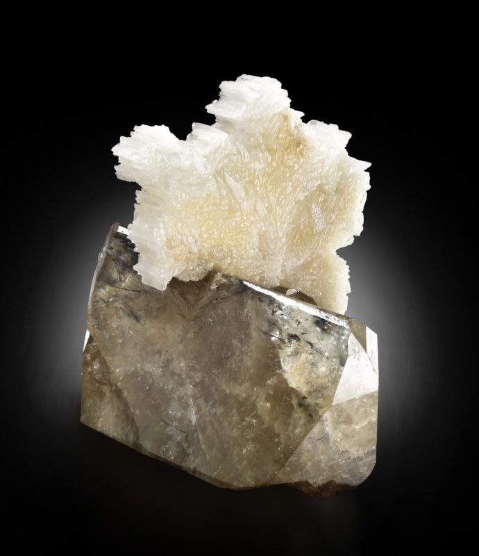 White beryllonite crystal on hydroxlherderite